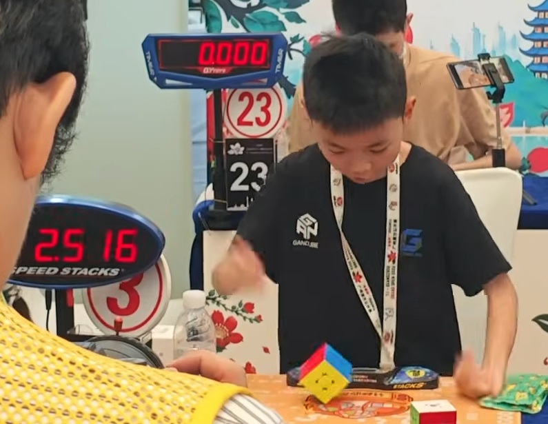 Read more about the article 耿暄一以2.51秒改寫三階魔術方塊世界紀錄！